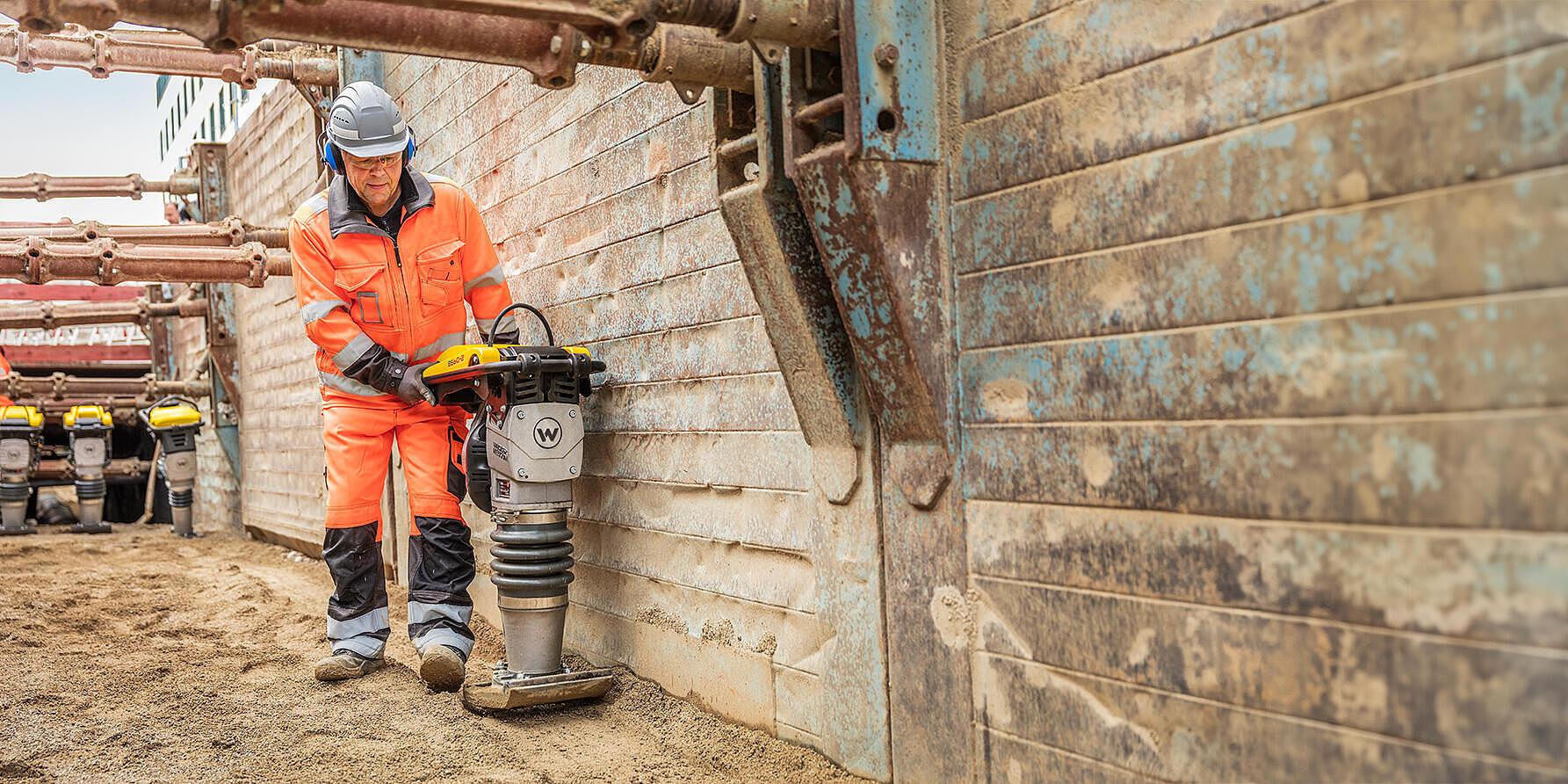 vibratory rammer BS60 in action