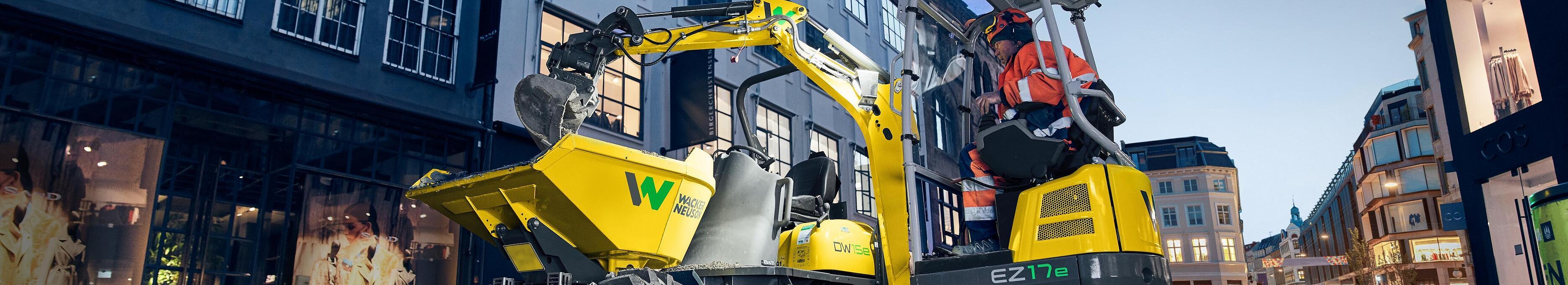 La pelle Zero Tail EZ17e de Wacker Neuson sur un chantier en ville.