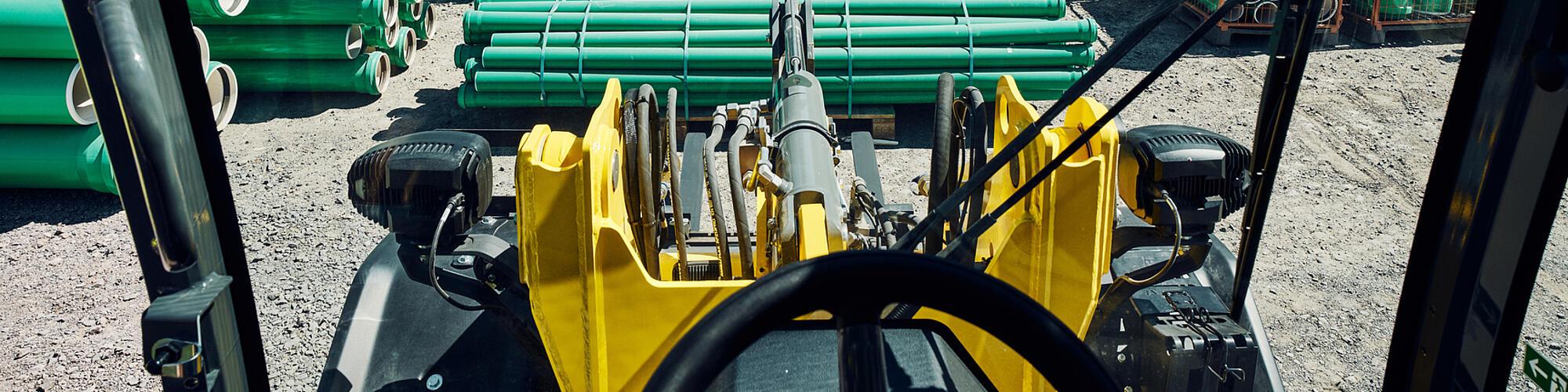 Visibilité panoramique optimisée depuis la cabine de conduite d'une chargeuse sur pneus haute performance Wacker Neuson.