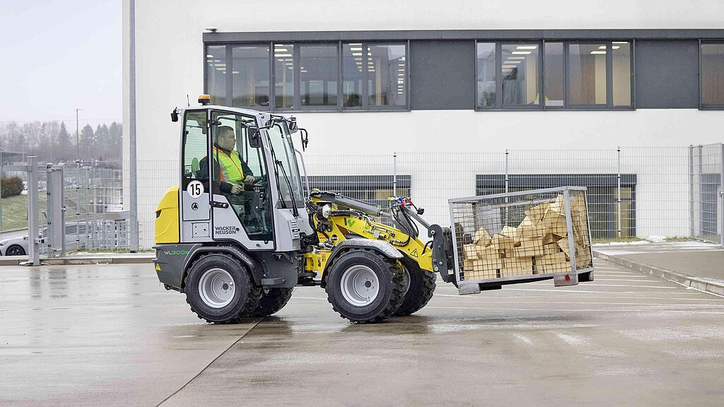 Wheel loader WL300e in action