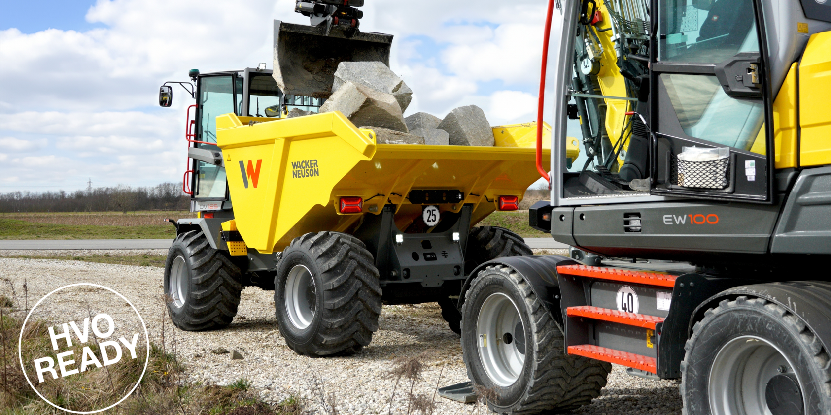 Une pelleteuse et un tombereau Wacker Neuson travaillant ensemble