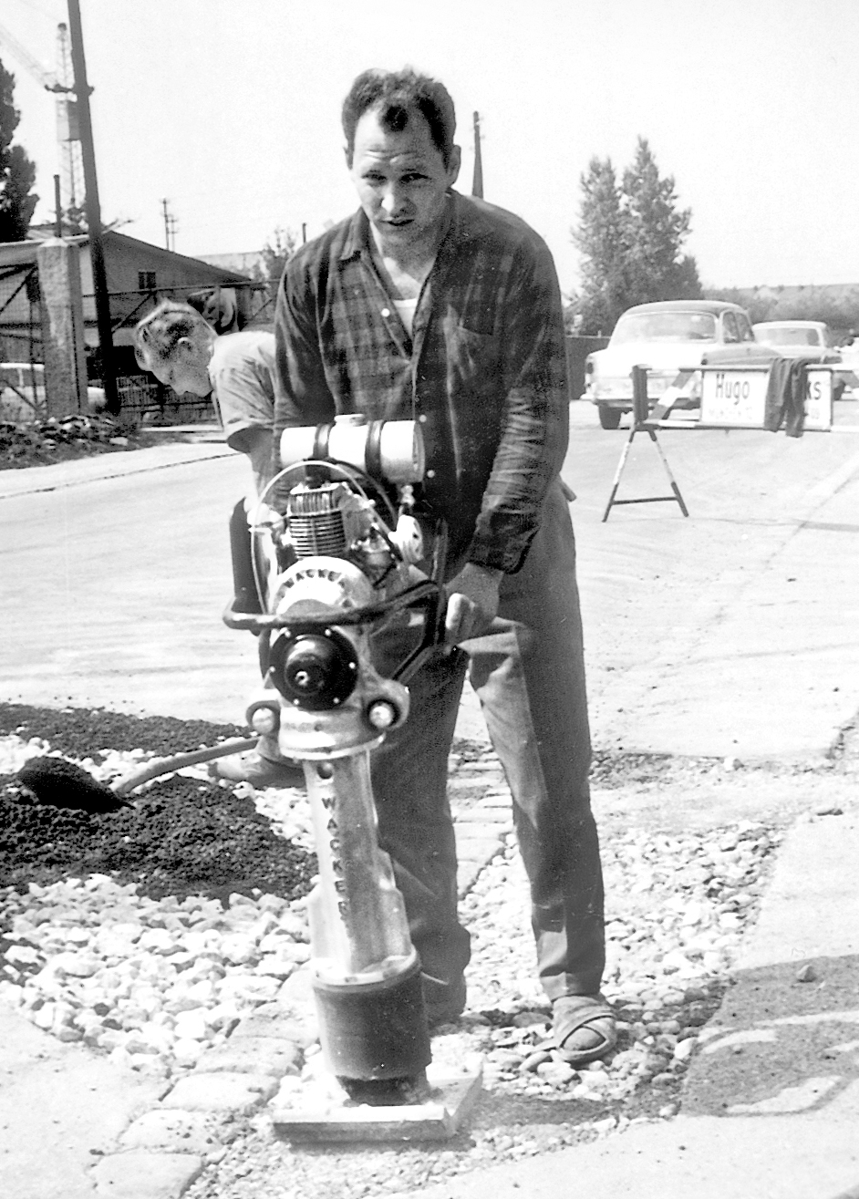 Compacteur Wacker Neuson d'époque utilisé pour le compactage du sol lors des premières phases de construction routière
